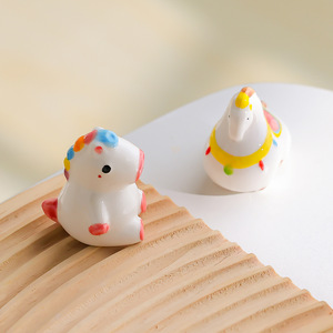 งานฝีมือเซรามิกรูปม้าสายรุ้งน่ารักสดใส สำหรับตกแต่งโต๊ะทำงานในออฟฟิศหรือห้องอ่านหนังสือ ขายส่ง - Product Image 3