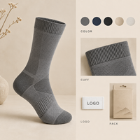 Chaussettes de compression sportives gris foncé à compression graduée pour mollets, avec tableau de mesure, manchette plus large et tricot à bout plat