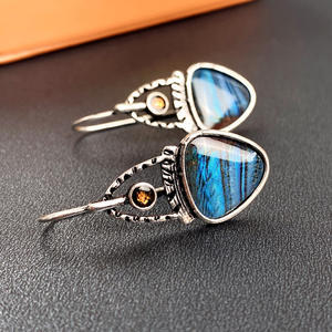 Orecchini pendenti vintage in argento con cristallo naturale blu incastonato a castone per l'uso quotidiano da donna - Product Image 4