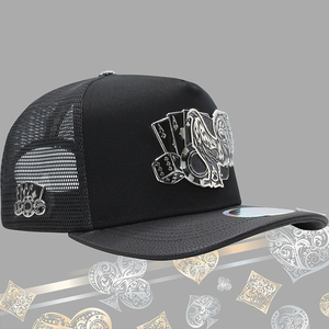 <span class=keywords><strong>Gorra</strong></span> Trucker Estructurada de Malla <span class=keywords><strong>Negra</strong></span> de Alta Calidad con Emblema Metálico 3D de <span class=keywords><strong>Gallo</strong></span> Plateado y Diseño de Póker, Ajustable con Cierre Snapback, Unisex, Estilo Urbano - Product Image 1