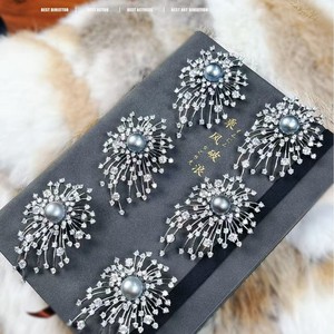 Broche de Estilo Chino Versátil para Otoño e Invierno, con Incrustaciones de Circonita de Alta Gama, Flor en el Pecho, Cadena para Suéter, Elegante y con Estilo - Product Image 1