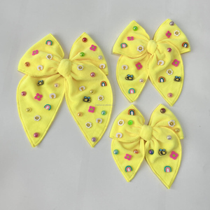 Nœud en velours rose vif à bords surjetés avec clip, motif fleur de conversation, et nœud en velours rose clair à bords surjetés - Product Image 2