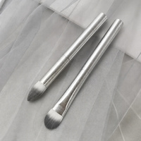 Pinceau de Maquillage Professionnel pour Fond de Teint, Fard à Joues, Illuminateur, Estompeur et Dégradé des Yeux, avec Manche en Métal Argenté et Poils Synthétiques – Vente en Gros