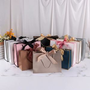 Sacs en papier kraft imprimés de luxe en gros avec poignée, recyclables, pour vêtements de marque, sacs d'emballage personnalisés pour le commerce de détail - Product Image 5