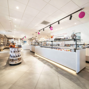 Esposizione frigorifero di panetteria su misura | Soluzioni di pasticceria | Esposizione commerciale versatile in tutto - Product Image 4