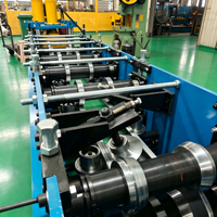Ligne de production de profilés en C de haute précision avec boîte de vitesses et moteur, poinçonnage et découpe automatiques pour usage en escalier