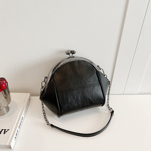 SOLING Kleine Vintage PU-Umhängetasche mit Retro-Metallverschluss, Stickerei und Lederkette für Damen - Product Image 4