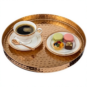 Plateau de service rond en métal martelé, finition or poli, fait main, design moderne et luxueux, idéal pour les desserts et les repas. - Product Image 1