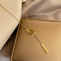 Collier pendentif croix carrée géométrique en acier inoxydable couleur or au design créatif pour femme, bijou long et élégant
