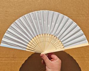 Éventail en Soie Personnalisé avec Impression et Gravure, Cadeau de Mariage Personnalisé avec Nom - Product Image 3