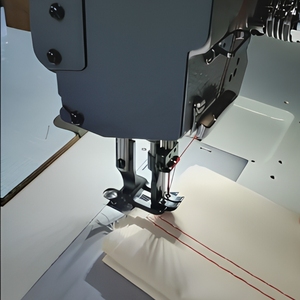 Máquina de coser industrial de cama plana con triple arrastre, doble aguja y puntada recta para sofá, asiento de coche, bolsos y calzado. - Product Image 2