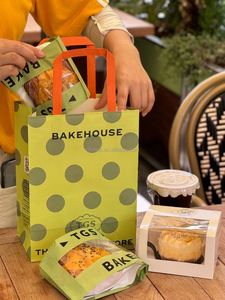 Bolsas de Panadería Reciclables de Papel Kraft con Asa Flexiloop, Ventana y Tapa Abatible, Logotipo Personalizado, Bolsas Promocionales para Llevar Snacks Franceses - Product Image 6