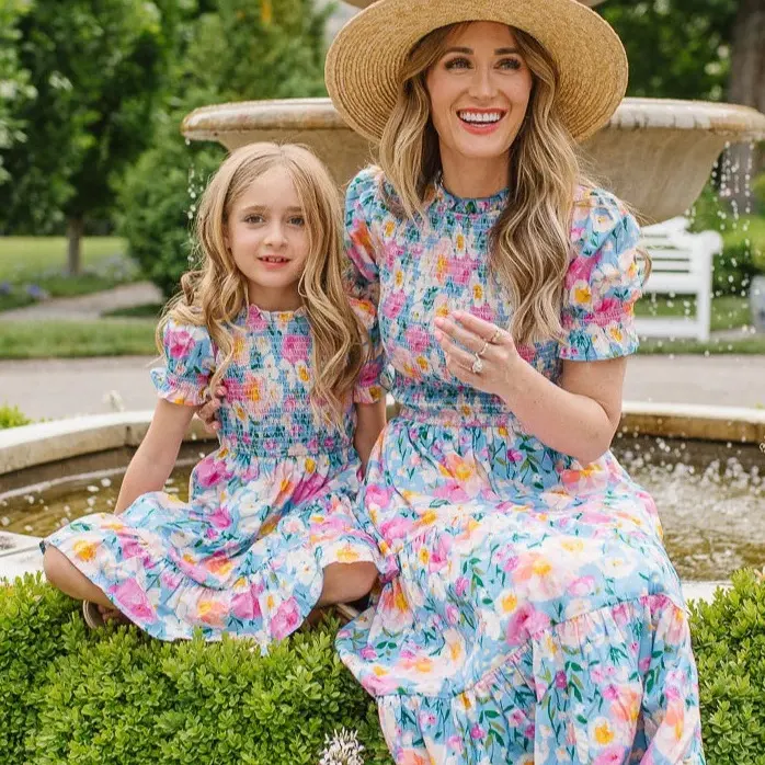 عطلة الصيف ماكسي فستان طويل مخصص طباعة الأزهار مرونة سموكيد الأم ولي اللباس