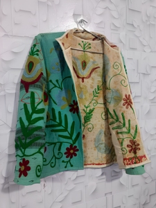Apportez une touche d'art intemporel à votre collection avec cette magnifique veste en coton matelassé, ornée de motifs floraux vibrants. - Product Image 4