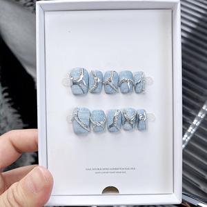 Uñas Postizas Cortas Cuadradas Hechas a Mano con Textura Vaquera Mate, Cristales Marquise y Línea Metálica Plateada, Uñas Estilo Y2K al por Mayor - Product Image 3