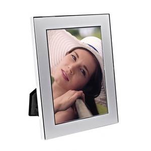 Porte-photos en métal satiné de luxe moderne 13x18 cm, cadre en fer et aluminium pour la décoration de la maison et un usage décoratif - Product Image 1