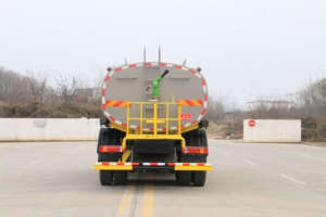China Can Customize 4*2 Heavy Duty Dust Suppression Truck 5 Cubic Spray Truck City Road Greening <b>Sprayer</b> - Product Image 5