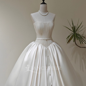 LY134 Robe de mariée moderne et élégante, coupe princesse, à col bateau, avec volants, appliques florales et cristaux, ceinture et traîne chapelle - Product Image 3