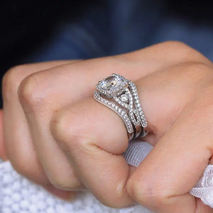 Q964 Anello di fidanzamento da donna in oro bianco con diamante taglio ovale e pietre laterali naturali colore G - Product Image 4