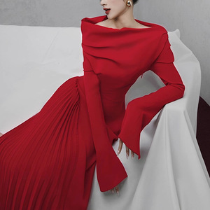 Thanh Lịch Chất Lượng Cao Của Phụ Nữ Buổi Tối Ăn Mặc Với Xếp Chồng Lên Nhau loe Tay Áo Xếp li Slit Biểu Tượng Thời Trang Cổ Điển Trên Phía Trước Sàn Chiều Dài - Product Image 6