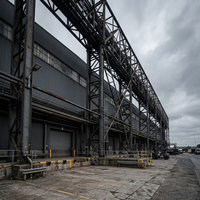 Entrepôt moderne personnalisé en structure acier lourde, usine préfabriquée OEM/ODM avec options de galerie à treillis et de quai