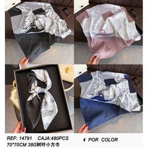 Elegante foulard in seta 70x70cm con motivo a foglie, quadrato, accessorio moda donna - Product Image 2