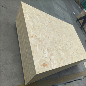 Panneaux OSB (Osson Board) en pin radié, fabriqués à partir de pin massif, pour la construction de meubles, murs, toitures et plafonds, surface finie - Product Image 2