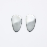 Outil de massage facial mini en acier inoxydable 304 en forme d'oreille ovale pour lisser les ridules et apaiser la peau