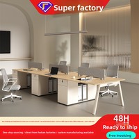 Poste de travail commercial en bois, design simple et moderne, pour quatre à six personnes, avec écran de séparation et chaise de bureau intégrée