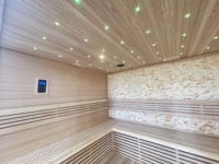 Sauna intérieur moderne en bois de cèdre avec chauffage électrique et panneau de commande informatisé