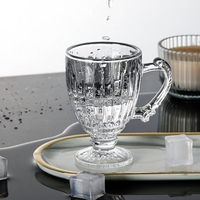 Vintage glazen mok met voet en handvat, verticaal geëmbossed glazen beker voor koffie, thee, sap en wijn