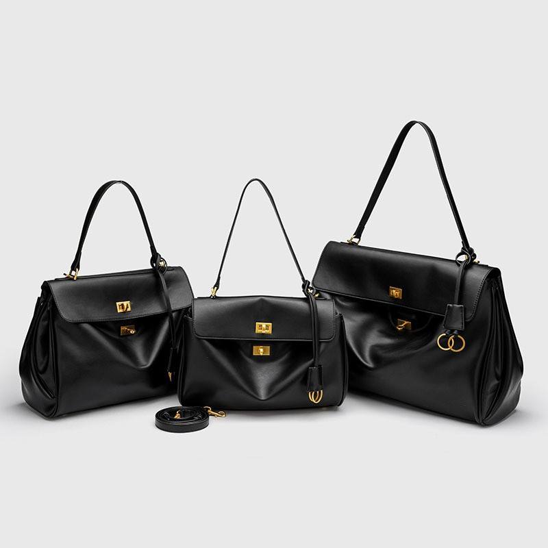 Boucle dorée de taille moyenne noire