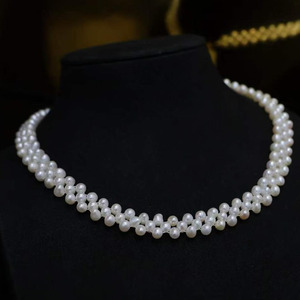 Collar con colgante de flor de encaje italiano, importado, chapado en oro de 14K, perlas naturales de agua dulce de alto brillo de 10-11 mm, para usar en citas o banquetes. - Product Image 2