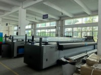 Imprimante hybride UV grand format automatique avec têtes Ricoh Gen5/Gen6, rouleau de 5 mètres pour films de covering automobile, bannières et films de plafond
