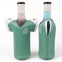 Vente en gros de refroidisseurs de canettes de bière en néoprène pour t-shirts de sport imprimés, Coozie isotherme premium avec logo personnalisé, excellent cadeau pour les amateurs de sport