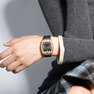 Reloj de cuarzo NAVIFORCE 5071 para mujer, nuevo, elegante, con diamantes incrustados en la esfera, luz nocturna, calendario, resistente al agua, de lujo. - Product Image 2