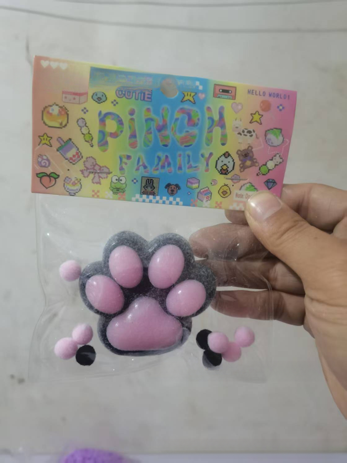 PAWES de chat colorées noires et roses [Photo réelle]