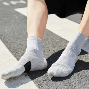 Chaussettes de sport d'été en gros pour la course à pied, chaussettes de basketball montantes en tissu éponge avec logo personnalisé pour hommes, jeunes et adultes, haute qualité - Product Image 6
