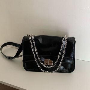 กระเป๋าสะพายหนังสีดำพร้อมสายโซ่ กระเป๋าสะพายข้างแบบแม่เหล็กสำหรับใช้ในชีวิตประจำวัน - Product Image 5