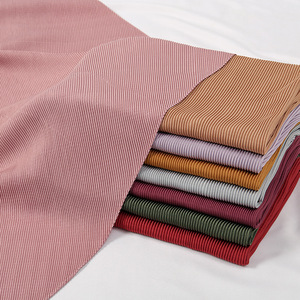 Chal de mujer de alta calidad Color sólido plisado Malasia bufanda <span class=keywords><strong>Jijab</strong></span> satén moda cálido cuadrado tipo musulmán pañuelo para la cabeza - Product Image 4