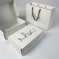 Boîte d'emballage en carton ondulé imprimé personnalisé Boîte d'expédition de produit de commerce électronique intérieur blanc et sac à provisions réutilisable