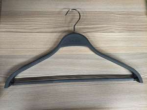 Cintres en plastique robustes Lavinia pour vêtements, style Za&ra, courbes plates, cintres en plastique noir pour chemises et manteaux - Product Image 5