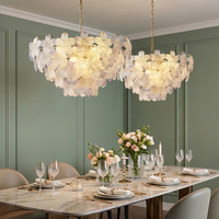 Lustre en verre en forme de pétale de luxe français, élégant luminaire suspendu texturé à motifs floraux pour la décoration de villas, d'hôtels et de maisons