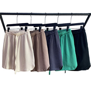 Pantalones cortos deportivos para hombre con logotipo personalizado, diseño suelto de algodón y poliéster para playa, jogging y estilo callejero - Product Image 1