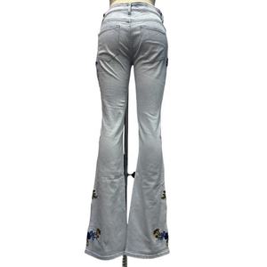 กางเกงยีนส์ปักลายดอกไม้สำหรับผู้หญิงมาใหม่ - Product Image 2