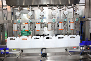 Machine de remplissage et de bouchage automatique de bouteilles en plastique PET de type linéaire 4-4-1 10L 500BPH pour laveuse à eau, 5 <span class=keywords><strong>litres</strong></span> d'huile - Product Image 4