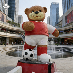 Sculpture géante d'ours en peluche en fibre de verre, pose de joueur de football, pour affichage commercial en centre commercial extérieur - Product Image 1