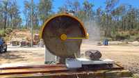 Machine de découpe automatique de blocs de pierre à colonne unique QZQ-1800 pour la découpe de blocs de granit et de marbre en dalles