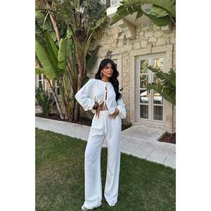 Ensemble Marlo blanc 100% lin, logo personnalisable, short deux pièces pour femmes, longueur au-dessus du genou, taille XS, pour sortir - Product Image 3