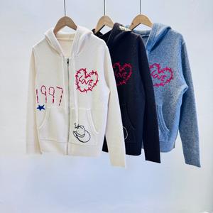 2025 autunno/inverno nuovo cuore classico numero Trendy marchio ricamato in maglia giacca <span class=keywords><strong>con</strong></span> cappuccio <span class=keywords><strong>con</strong></span> <span class=keywords><strong>cerniera</strong></span> morbida felpa carina ragazza - Product Image 1
